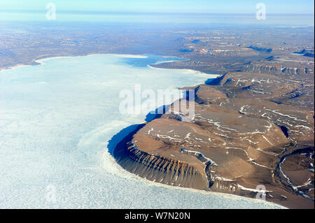 Vue aérienne de banquise et les falaises, l'île Devon, Nunavut, Canada, juin 2012. Banque D'Images