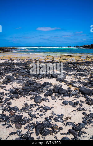 L'Espagne, Lanzarote, l'idyllique plage de sable blanc et de pierres de lave noire dans la jolie baie de la côte nord de l'île Banque D'Images