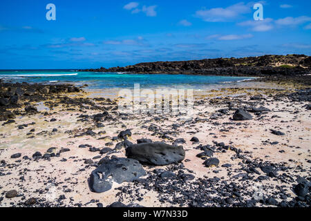 L'Espagne, Lanzarote, magnifique baie de la plage de sable blanc et de pierres de lave noire près de la côte nord de orzola Banque D'Images