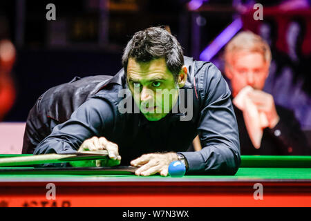 Ronnie O'Sullivan, de l'Angleterre joue un shot à Neil Robertson, de l'Australie dans le match final au cours de la World Snooker Masters 2017 de Hong Kong à Hong Ko Banque D'Images