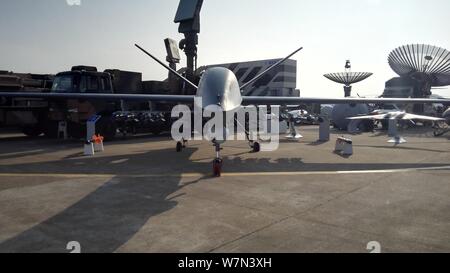 --FILE--UN-chinois fait CH-5 (Caihong-5 ou 5) arc-en-ciel drone de reconnaissance et de combat et ses missiles sont compatibles sur l'affichage pendant la 11e Chine Banque D'Images