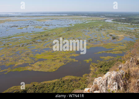 Pantanal vu de Caracara Hill, montagnes Amolar, le Parc National du Pantanal Matogrossense,, Brésil Banque D'Images