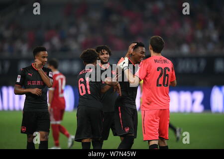 Les joueurs d'Arsenal célébrer après avoir marqué un but contre le Bayern de Munich au cours de la Shanghai match de la Coupe des Champions de l'International 2017 La Chine à Sha Banque D'Images