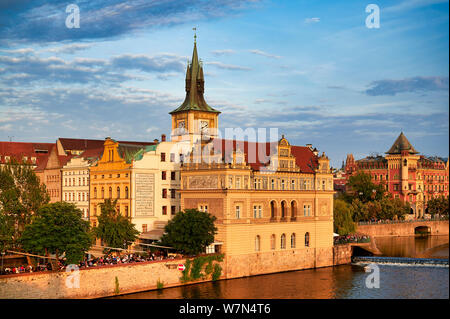 Prague République tchèque. Vieux bâtiments historiques par la rivière Vltava (Moldau) Banque D'Images