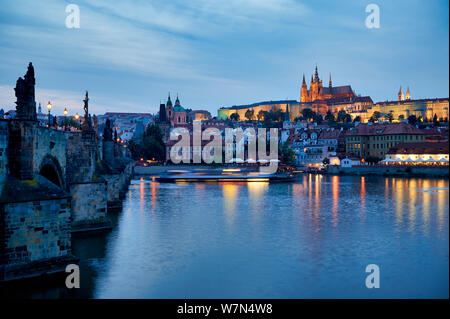 Prague République tchèque. Le château (hrad), et de la rivière Vltava (Moldau) au coucher du soleil Banque D'Images