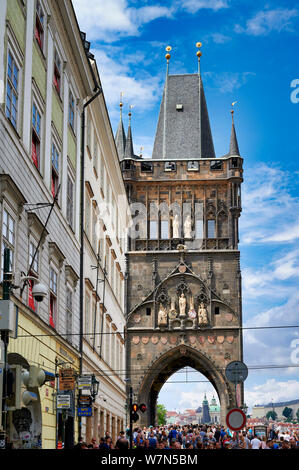 Prague République tchèque. La vieille ville tour du pont à pont Charles Banque D'Images