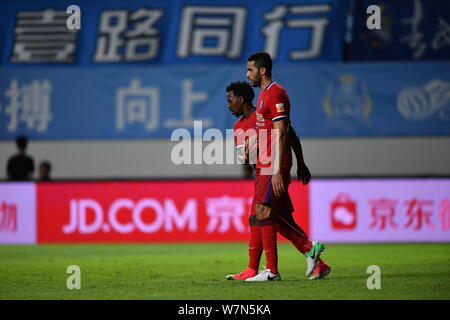 Joueur de football brésilien, Alan Kardec, avant, de Chongqing Lifan, Dangdai célèbre avec son coéquipier, joueur de football brésilien Fernandinho après sco Banque D'Images