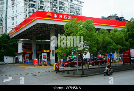 --FILE--Vue d'une station d'essence de PetroChina, filiale de la CNPC (China National Petroleum Corporation) à Yichang city, le centre de la Chine Hubei de bauvin Banque D'Images