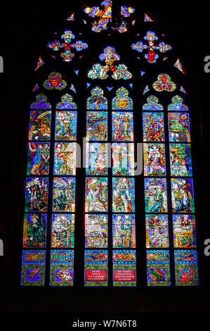 Prague République tchèque. Vitraux dans la cathédrale Saint-Guy à l'intérieur du château de Prague Banque D'Images