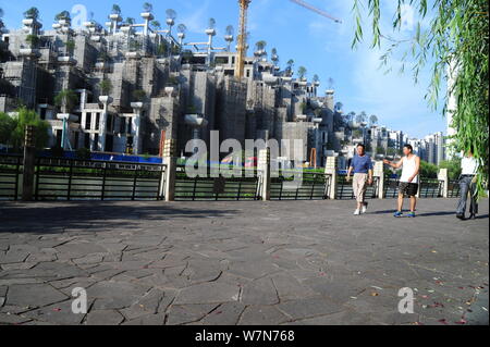 Les citoyens chinois à pied passé le nouveau projet immobilier que les développeurs sont des capacités dans le district le long de la Suzhou River avec arbres pla Banque D'Images