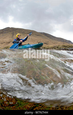 En kayak sur la rivière Etive, Highlands, Scotland, UK, avril 2012. Banque D'Images