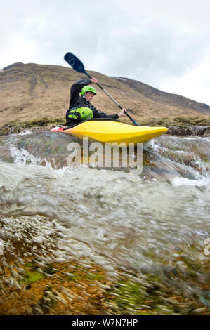 En kayak sur la rivière Etive, Highlands, Scotland, UK, avril 2012. Banque D'Images