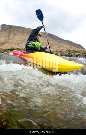 En kayak sur la rivière Etive, Highlands, Scotland, UK, avril 2012. Banque D'Images