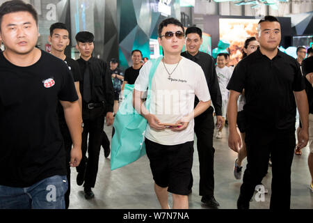 Wang Sicong, centre, le fils de Wanda Group Président Wang Jianlin, est représenté dans la 15e China Digital Entertainment Expo, également connu comme ChinaJo Banque D'Images