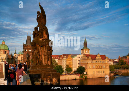 Prague République tchèque. Vieux bâtiments historiques par la rivière Vltava (Moldau) et de sculptures sur le pont Charles Banque D'Images