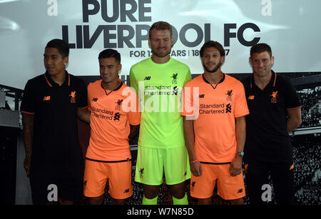 (De gauche), footballeur Roberto Firmino, Philippe Coutinho, Simon Mignolet, Adam Lallana, et James Milner de Liverpool FC assister à une manifestation de lancement o Banque D'Images