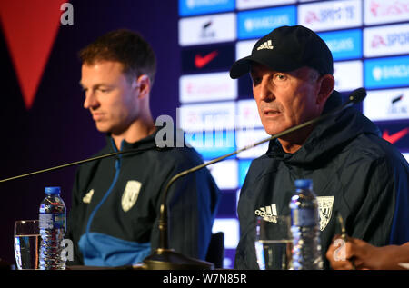 L'entraîneur-chef Tony Pulis, droite, et joueur de football nord-irlandais Jonny Evans de West Bromwich Albion F.C. assister à une conférence de presse pour la Premi 2017 Banque D'Images