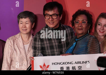 Hong Kong superstar kungfu et producteur de films, Jackie Chan, deuxième à gauche, assiste à une fête pour marquer le vol inaugural de Hong Kong Airlines de Hong Ko Banque D'Images
