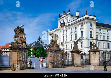 Prague République tchèque. Palais de l'archevêque au château Banque D'Images