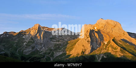 Vue sur le Cirque de Gourette et le massif du GER au lever du soleil, vu depuis le Col d'Aubisque dans les Pyrénées-Atlantiques, Pyrénées, France, juin 2012 Banque D'Images