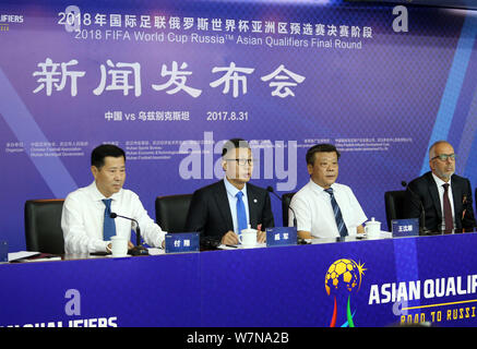 Les personnalités et invités assistent à une conférence de presse pour un groupe de correspondance entre la Chine et l'Ouzbékistan au cours de la Coupe du Monde 2018 finale des qualificatifs d'Asie Banque D'Images