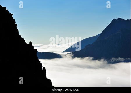 Vue sur la silhouette du Jagged Edge de montagne et les montagnes couvertes de brume au lever du soleil vu depuis le Col du Tourmalet, Pyrénées, France, juin 2012 Banque D'Images