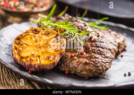 Bifteck de faux-filet de bœuf grillé à l'ail et les épices sel de romarin Banque D'Images