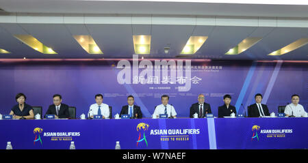 Les personnalités et invités assistent à une conférence de presse pour un groupe de correspondance entre la Chine et l'Ouzbékistan au cours de la Coupe du Monde 2018 finale des qualificatifs d'Asie Banque D'Images