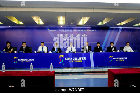 Les personnalités et invités assistent à une conférence de presse pour un groupe de correspondance entre la Chine et l'Ouzbékistan au cours de la Coupe du Monde 2018 finale des qualificatifs d'Asie Banque D'Images