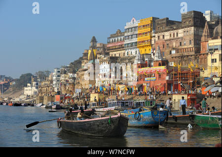 Vue le long des Ghats à côté de Ganges river, Vanarasi / Benares, Inde, Février 2012 Banque D'Images