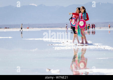 Les touristes sont représentés comme ils visitent le Chaka Salt Lake dans le comté de Ulan, Haixi préfecture autonome tibétaine et mongole, nord-ouest de la Chine Qinghai de prov Banque D'Images