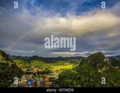 Vue aérienne d'un affluent de la rivière Lijiang (ou Li River) qui traverse un village dans le comté de Yangshuo, Gulin city, Chine du sud, le Guangxi Banque D'Images