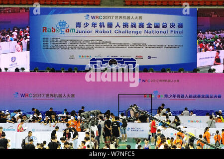 Les candidats à l'adolescence prendre part à la finale nationale du Défi de l'Adolescence RoboCom du monde Concours Robot 2017 à Wuhan, Chine centrale's H Banque D'Images