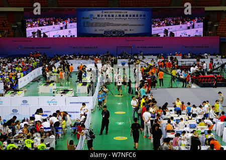 Les candidats à l'adolescence prendre part à la finale nationale du Défi de l'Adolescence RoboCom du monde Concours Robot 2017 à Wuhan, Chine centrale's H Banque D'Images