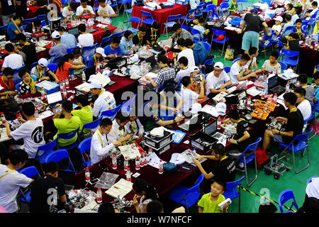 Les candidats à l'adolescence prendre part à la finale nationale du Défi de l'Adolescence RoboCom du monde Concours Robot 2017 à Wuhan, Chine centrale's H Banque D'Images