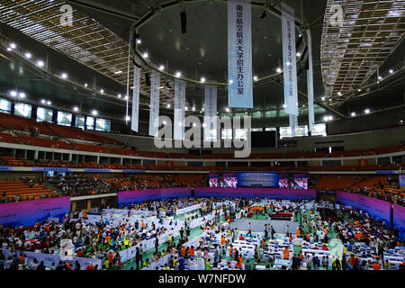 Les candidats à l'adolescence prendre part à la finale nationale du Défi de l'Adolescence RoboCom du monde Concours Robot 2017 à Wuhan, Chine centrale's H Banque D'Images