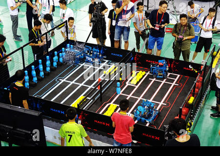 Les candidats à l'adolescence prendre part à la finale nationale du Défi de l'Adolescence RoboCom du monde Concours Robot 2017 à Wuhan, Chine centrale's H Banque D'Images