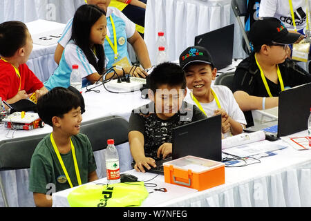 Les candidats à l'adolescence prendre part à la finale nationale du Défi de l'Adolescence RoboCom du monde Concours Robot 2017 à Wuhan, Chine centrale's H Banque D'Images