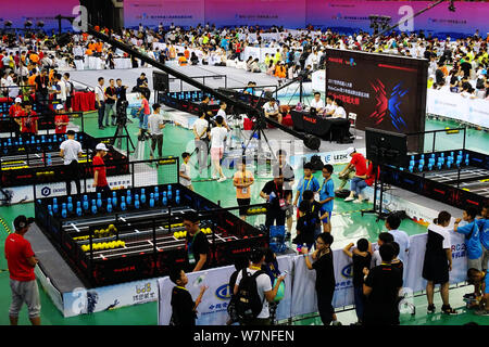 Les candidats à l'adolescence prendre part à la finale nationale du Défi de l'Adolescence RoboCom du monde Concours Robot 2017 à Wuhan, Chine centrale's H Banque D'Images