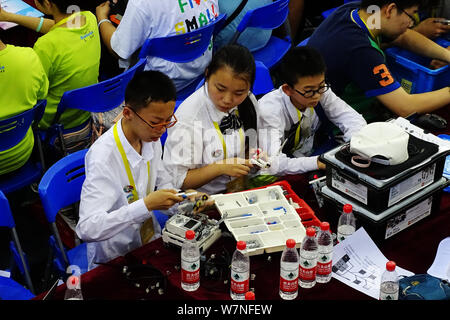 Les candidats à l'adolescence l'adolescence prendre part à la finale nationale du Défi de l'Adolescence RoboCom du monde Concours Robot 2017 à Wuhan, centre de Menton Banque D'Images