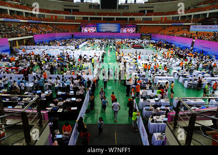 Les candidats à l'adolescence prendre part à la finale nationale du Défi de l'Adolescence RoboCom du monde Concours Robot 2017 à Wuhan, Chine centrale's H Banque D'Images