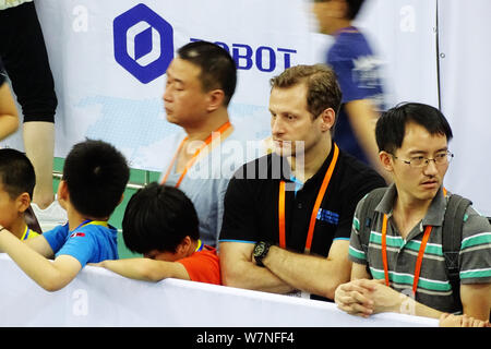 Les candidats à l'adolescence prendre part à la finale nationale du Défi de l'Adolescence RoboCom du monde Concours Robot 2017 à Wuhan, Chine centrale's H Banque D'Images
