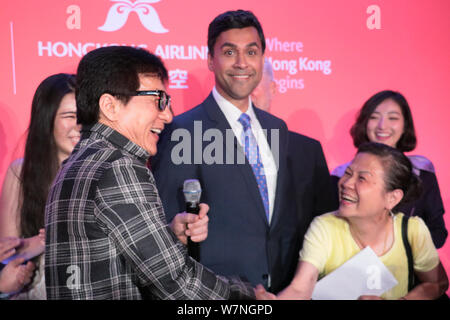 Hong Kong superstar kungfu et producteur de films, Jackie Chan, gauche, participe à une partie à l'occasion du vol inaugural de Hong Kong Airlines de Hong Kong à V Banque D'Images