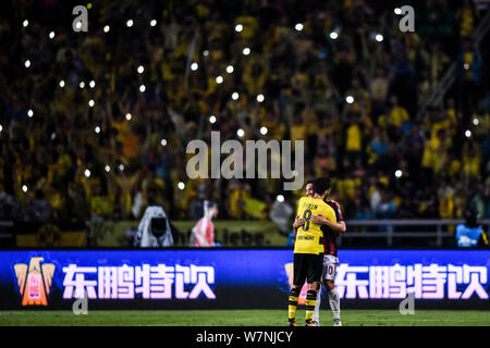 Joueur de football turc Nuri Sahin du Borussia Dortmund, étreintes, avant son compatriote Hakan Calhanoglu de l'AC Milan au cours de la correspondance de la 201 Guangzhou Banque D'Images