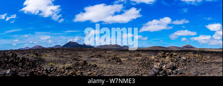 L'Espagne, Lanzarote, XXL panorama du paysage dans la région volcanique de Timanfaya de lave entourant les volcans géants Banque D'Images