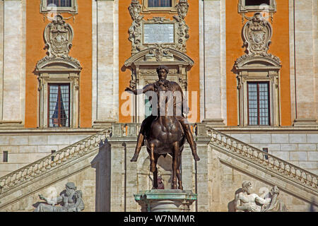 Statue de Marc Aurèle debout en place du Capitole à Rome Banque D'Images