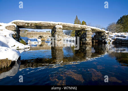 Postbridge clapper dans la neige. Le Dartmoor, dans le Devon, décembre 2010. Banque D'Images