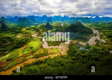 Vue aérienne d'un affluent de la rivière Lijiang (ou Li River) qui traverse un village dans le comté de Yangshuo, Gulin city, Chine du sud, le Guangxi Banque D'Images