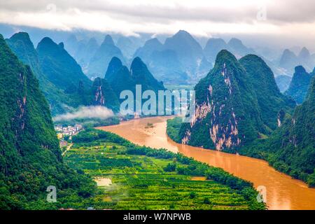 Vue aérienne de la rivière Lijiang inondées (ou Li River) en marche à travers les montagnes dans le comté de Yangshuo, Gulin city, Chine du sud est autonome Zhuang du Guangxi Banque D'Images