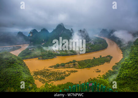 Vue aérienne de la rivière Lijiang inondées (ou Li River) en marche à travers les montagnes dans le comté de Yangshuo, Gulin city, Chine du sud est autonome Zhuang du Guangxi Banque D'Images